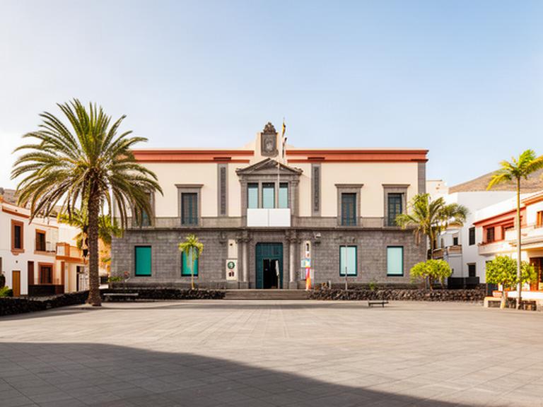 Edificio institucional de las Islas Canarias visto desde una plaza tranquila bajo cielo despejado